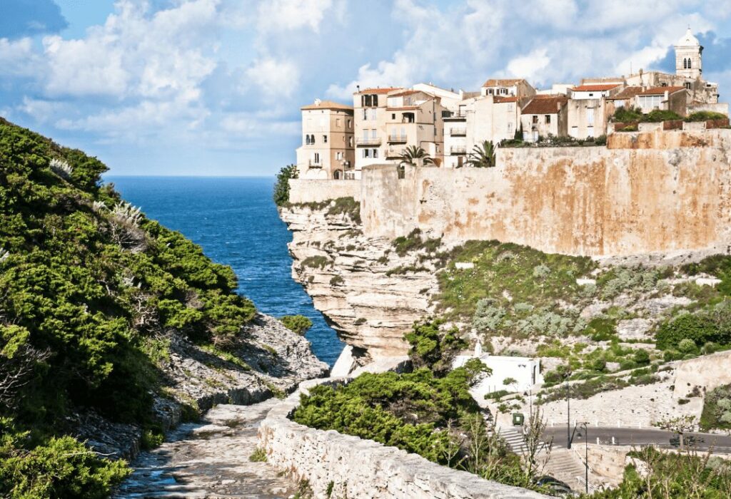 bonifacio ville falaise