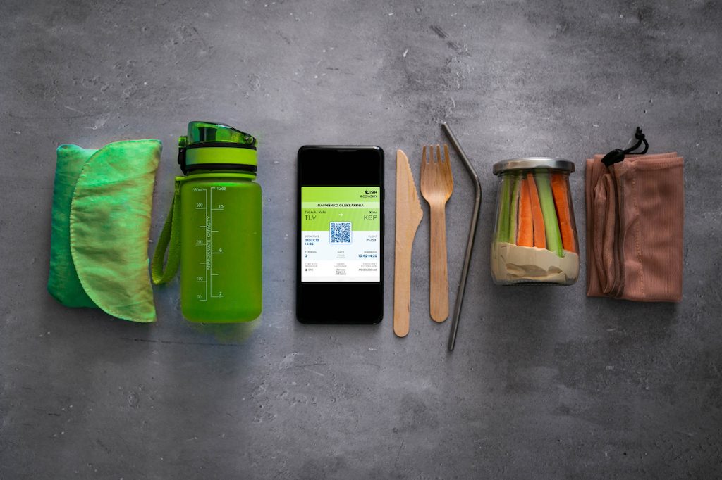 gourde, couverts reutilisables et accessoires durables, pour reduire les dechets en voyage