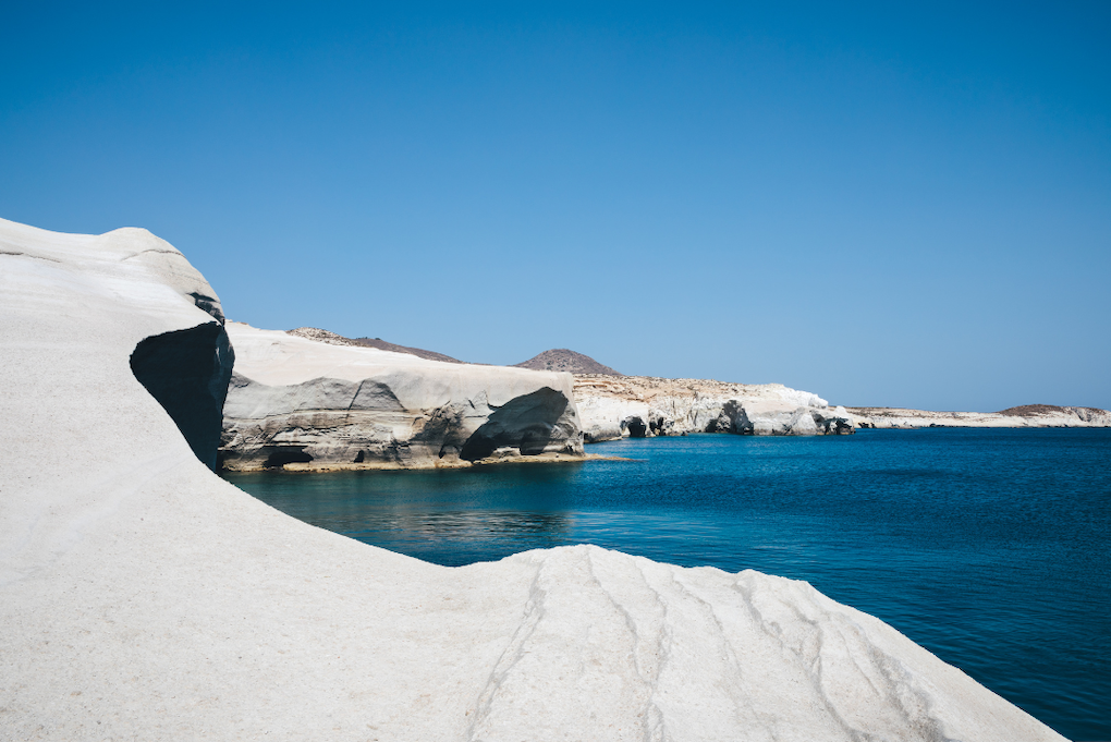 plage sarakiniko que faire a milos