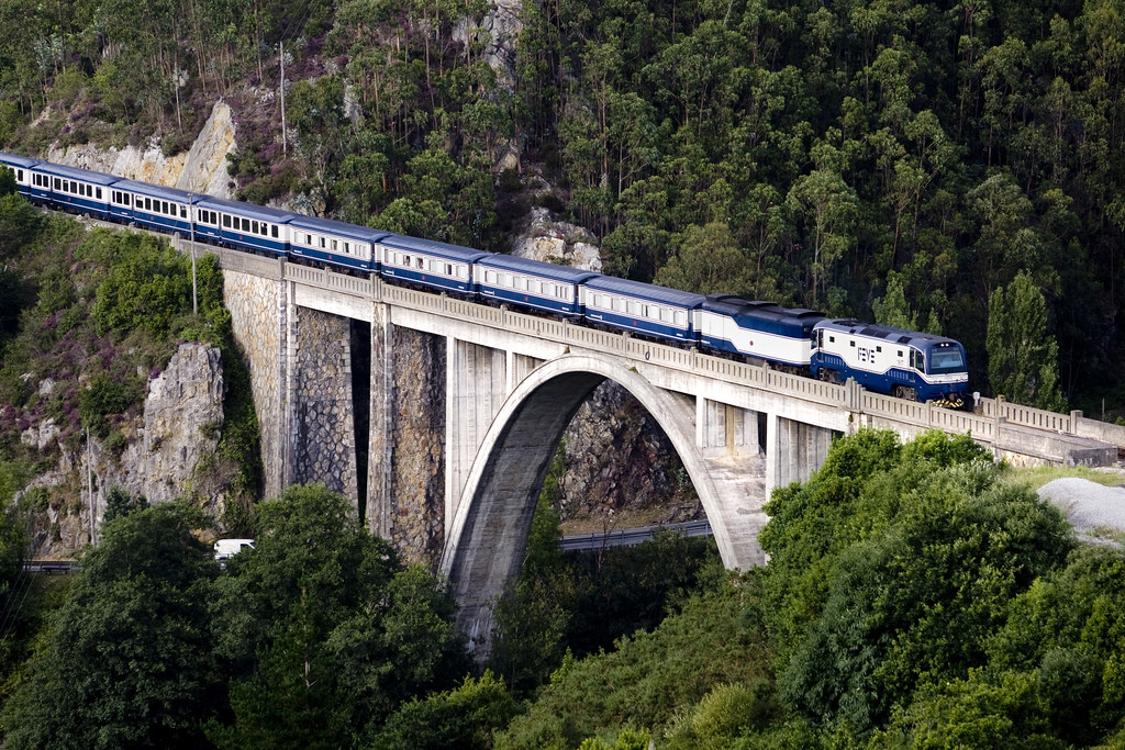 les plus beaux voyages en train en europe el transcantabrico